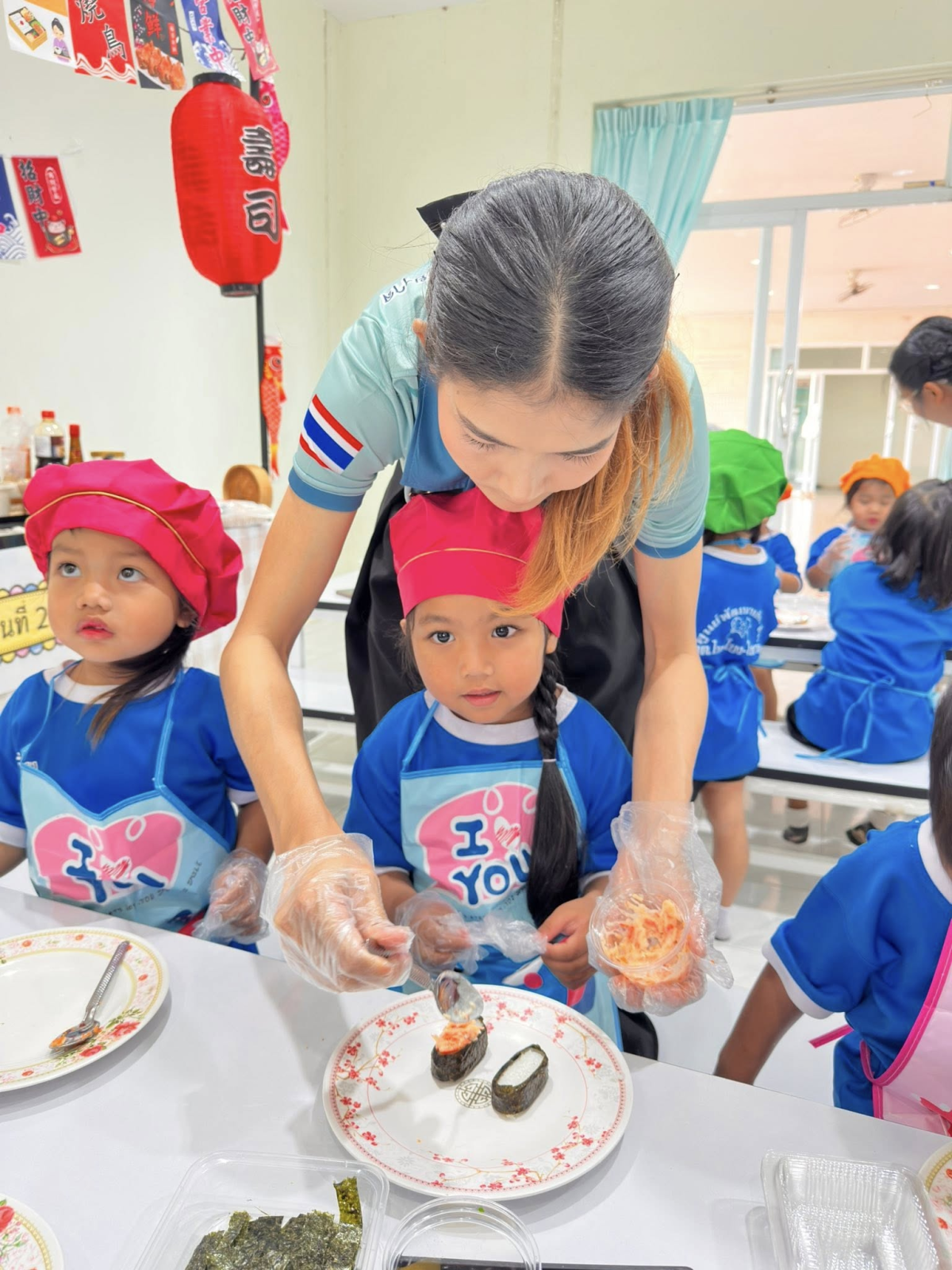 นายสุรัน จันทร์สง่า นายกเทศมนตรีตำบลไทรโยง-ไชยวาล พร้อมด้วยรองนายกเทศมนตรีฯ ปลัดเทศบาล รองปลัดเทศบาล หัวหน้าส่วนราชการ เข้าร่วมในกิจกรรมโครงการส่งเสริมพัฒนาการเด็กปฐมวัย ด้วยทักษะสมอง EF (Executive Functions) ของเด็กนักเรียนศูนย์พัฒนาเด็กเล็กเทศบาลตำบลไทรโยง-ไชยวาล เพื่อพัฒนาทักษะทางสมอง EF ของเด็กปฐมวัย ผ่านกิจกรรมที่สนุกสนาน เหมาะสมกับพัฒนาการและสามารถนำไปประยุกต์ใช้ในชีวิตประจำวันได้ ซึ่งมีการแบ่งกิจกรรมต่างๆ สำหรับให้เด็กๆได้ฝึกและเรียนรู้ ตามฐาน