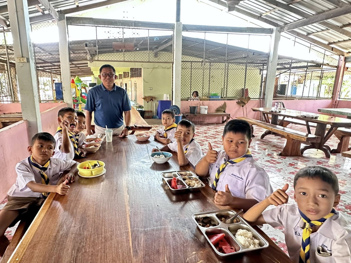 เทศบาลตำบลไทรโยง -ไชยวาล นำโดยนายสุรัน จันทร์สง่า นายกเทศมนตรีตำบลไทรโยง-ไชยวาล พร้อมด้วยจ่าเอกสมโภชน์ อินทรงรัมย์ รองปลัดเทศบาล นางเรณู นาคหนองหาญ หัวหน้าสำนักปลัดเทศบาล และคณะกรรมการติดตามและประเมินผลการดำเนินงานโครงการอาหารกลางวัน ของสถานศึกษาในสังกัดและในพื้นที่เทศบาลตำบลไทรโยง-ไชยวาล ได้ออกตรวจเยี่ยมและตรวจสอบการจัดทำอาหารกลางวันให้กับเด็กนักเรียนในพื้นที่รับผิดชอบประกอบด้วย 1.ศูนย์พัฒนาเด็กเล็กเทศบาลตำบลไทรโยง-ไชยวาล 2.โรงเรียนบ้านไชยวาล 3.โรงเรียนบ้านดอนแสนสุข