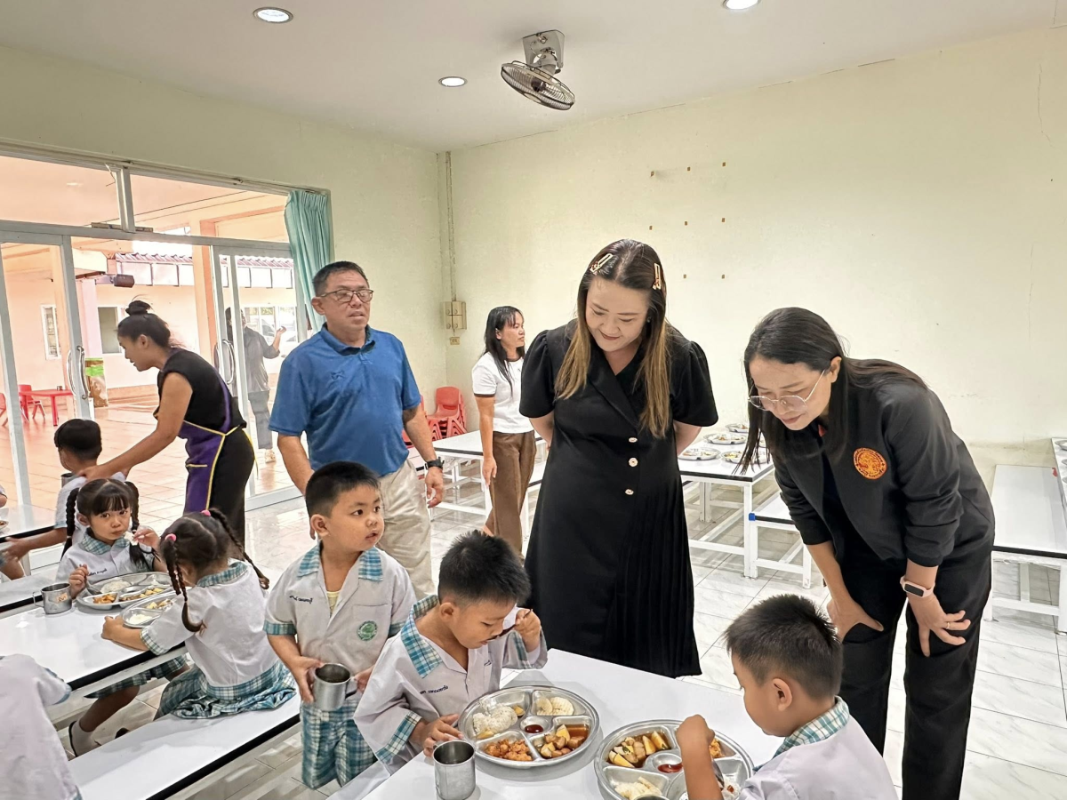 เทศบาลตำบลไทรโยง -ไชยวาล นำโดยนายสุรัน จันทร์สง่า นายกเทศมนตรีตำบลไทรโยง-ไชยวาล พร้อมด้วยจ่าเอกสมโภชน์ อินทรงรัมย์ รองปลัดเทศบาล นางเรณู นาคหนองหาญ หัวหน้าสำนักปลัดเทศบาล และคณะกรรมการติดตามและประเมินผลการดำเนินงานโครงการอาหารกลางวัน ของสถานศึกษาในสังกัดและในพื้นที่เทศบาลตำบลไทรโยง-ไชยวาล ได้ออกตรวจเยี่ยมและตรวจสอบการจัดทำอาหารกลางวันให้กับเด็กนักเรียนในพื้นที่รับผิดชอบประกอบด้วย 1.ศูนย์พัฒนาเด็กเล็กเทศบาลตำบลไทรโยง-ไชยวาล 2.โรงเรียนบ้านไชยวาล 3.โรงเรียนบ้านดอนแสนสุข