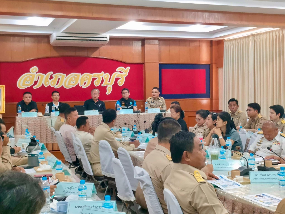 นายสุรัน จันทร์สง่า นายกเทศมนตรีตำบลไทรโยง-ไชยวาล เข้าร่วมการประชุมและรับมอบนโยบาย โดยมีนายบุญจง วงศ์ไตรรัตน์ สมาชิกสภาผู้แทนราษฎรเขต 10 จังหวัดนครราชสีมา