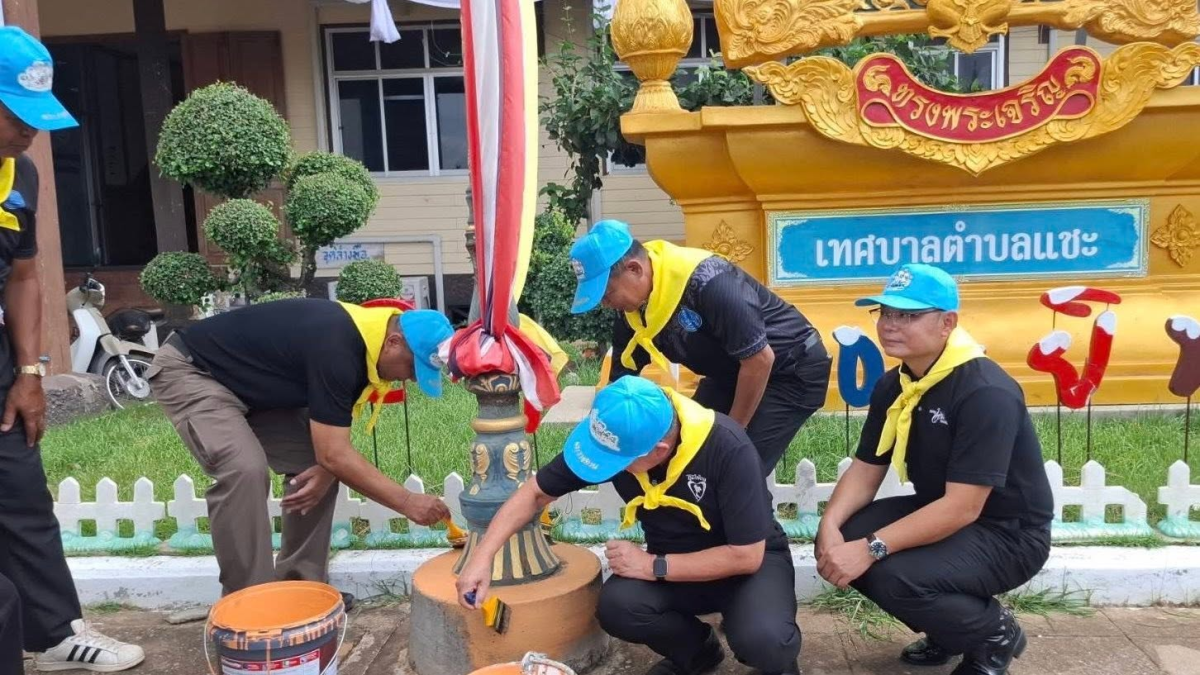 เทศบาลตำบลไทรโยง-ไชยวาล ภายใต้การนำของนายสุรัน จันทร์สง่า นายกเทศมนตรีตำบลไทรโยง-ไชยวาล มอบหมายให้นางสาวสุดใจ ศรีระกิ่ง ปลัดเทศบาลฯ พร้อมด้วยนายคมเดช เพชรเกื้อ รองนายกเทศมนตรีฯ เข้าร่วมกิจกรรมเคารพธงชาติ และกิจกรรมจิตอาสาพัฒนาปรับปรุงภูมิทัศน์ทาสีกำแพงหน้าที่ว่าการอำเภอครบุรี