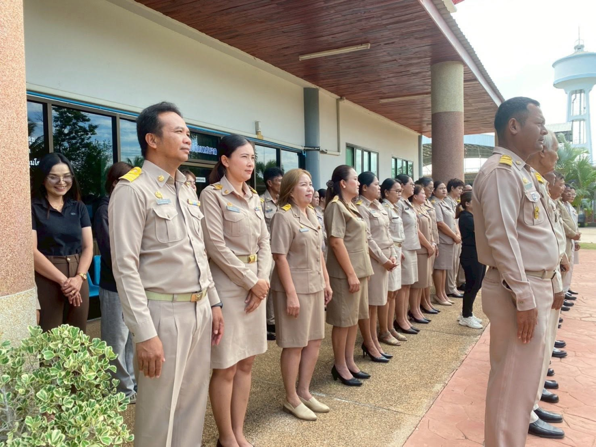 เทศบาลตำบลไทรโยง-ไชยวาล นำโดย นายสุรัน จันทร์สง่า นายกเทศมนตรีตำบลไทรโยง-ไชยวาล พร้อมด้วยคณะผู้บริหาร สมาชิกสภาเทศบาล ข้าราชการ และพนักงานเทศบาล ตั้งแถวเคารพธงชาติไทย สวดมนต์ และกล่าวคำปฎิญาณตน ณ บริเวณหน้าเสาธง สำนักงานเทศบาลตำบลไทรโยง-ไชยวาล