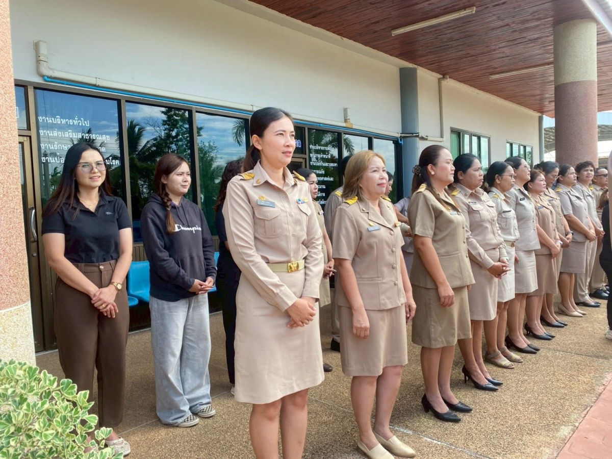 เทศบาลตำบลไทรโยง-ไชยวาล นำโดย นายสุรัน จันทร์สง่า นายกเทศมนตรีตำบลไทรโยง-ไชยวาล พร้อมด้วยคณะผู้บริหาร สมาชิกสภาเทศบาล ข้าราชการ และพนักงานเทศบาล ตั้งแถวเคารพธงชาติไทย สวดมนต์ และกล่าวคำปฎิญาณตน ณ บริเวณหน้าเสาธง สำนักงานเทศบาลตำบลไทรโยง-ไชยวาล