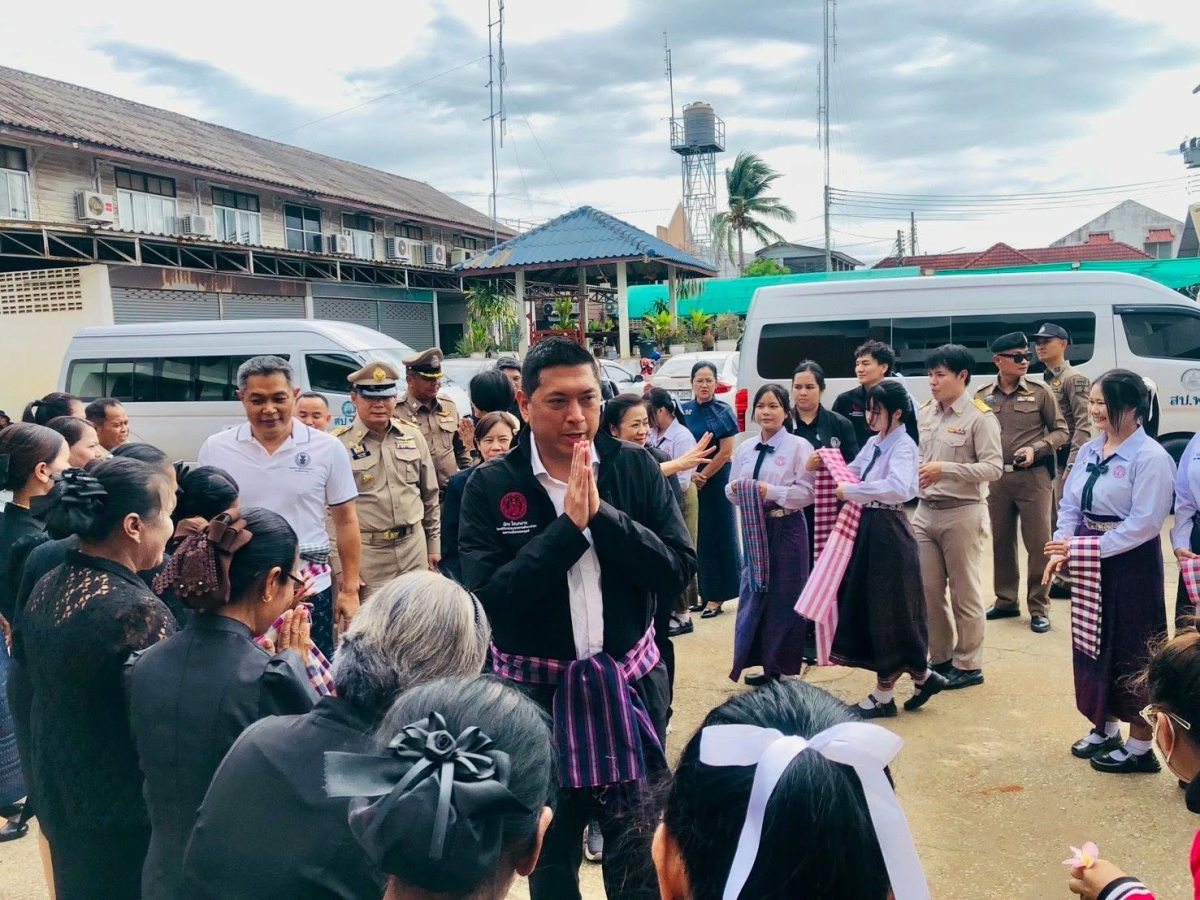 รมว.พม.ลงพื้นที่ อ.ครบุรี โคราช มอบป้ายงบที่อยู่อาศัย-เยียวยากลุ่มเปราะบาง