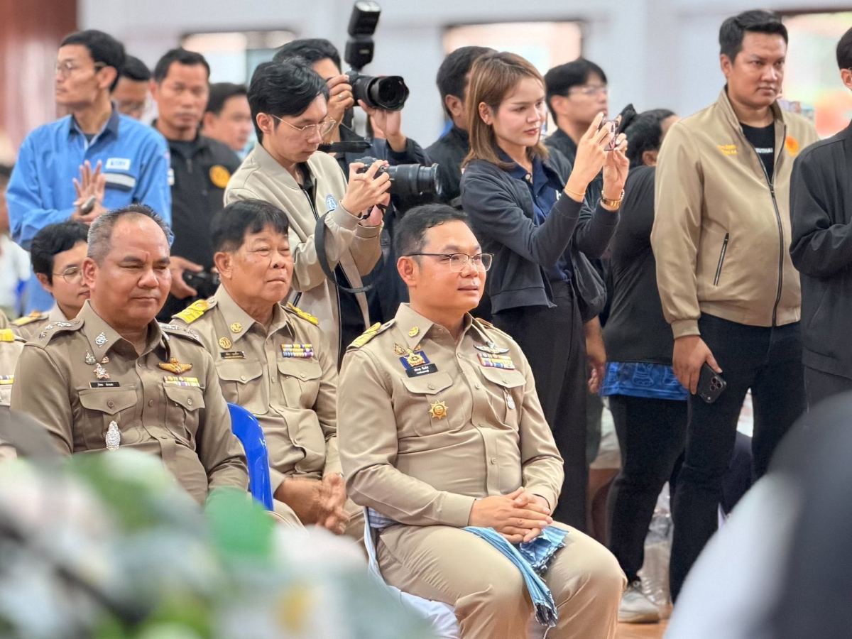 รมว.พม.ลงพื้นที่ อ.ครบุรี โคราช มอบป้ายงบที่อยู่อาศัย-เยียวยากลุ่มเปราะบาง