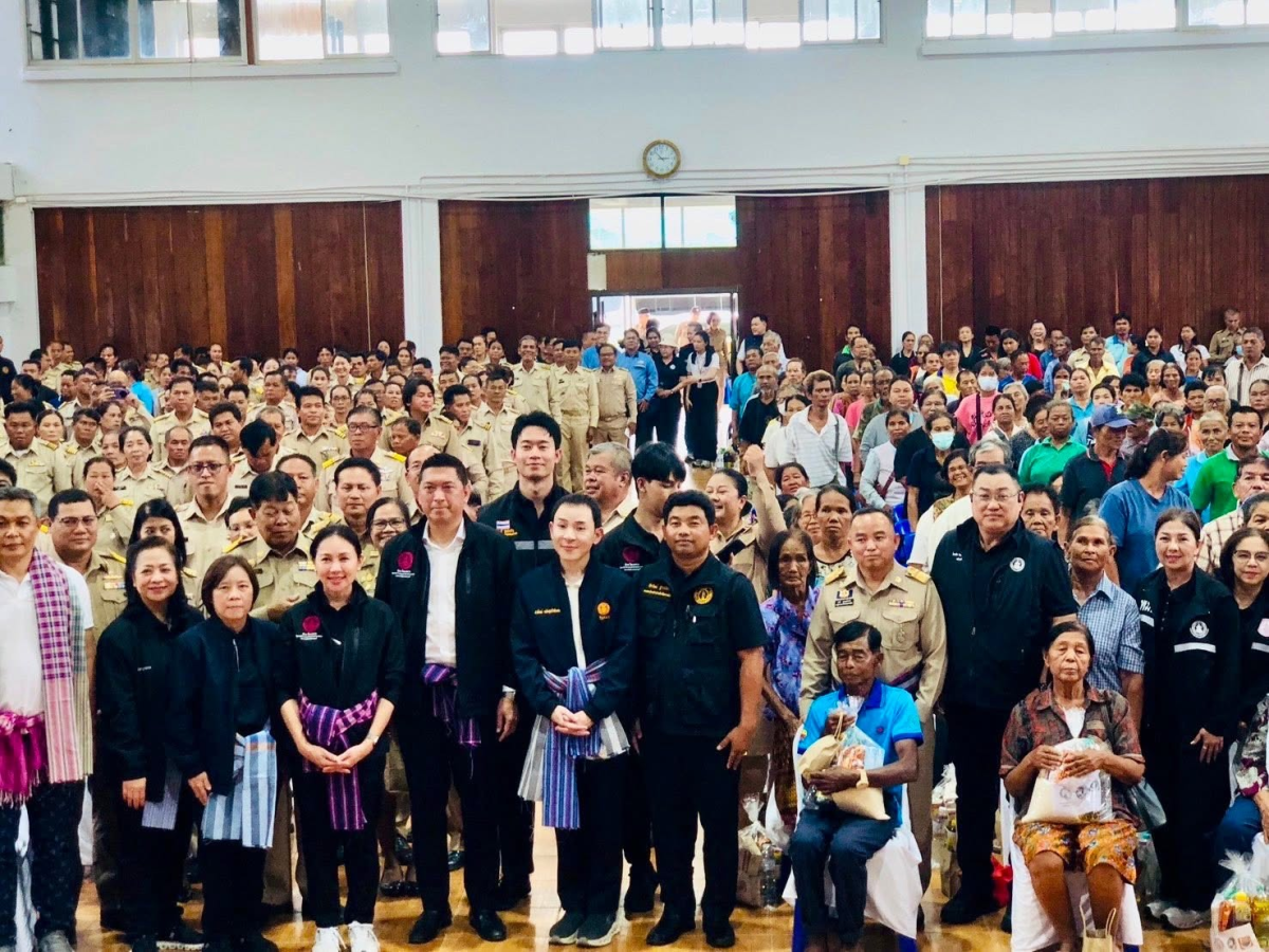 รมว.พม.ลงพื้นที่ อ.ครบุรี โคราช มอบป้ายงบที่อยู่อาศัย-เยียวยากลุ่มเปราะบาง