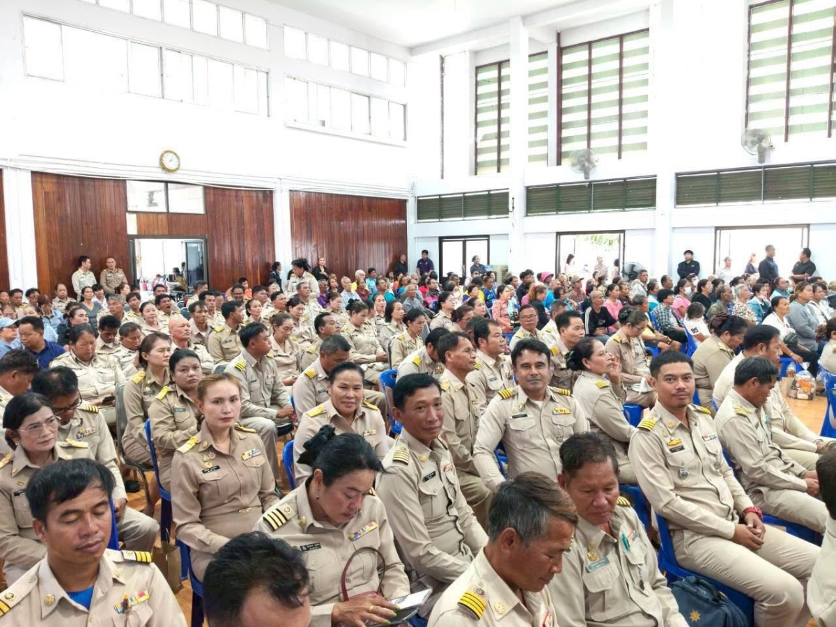 รมว.พม.ลงพื้นที่ อ.ครบุรี โคราช มอบป้ายงบที่อยู่อาศัย-เยียวยากลุ่มเปราะบาง
