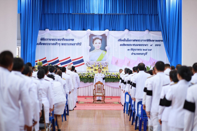 วันพุธที่ 3 มิถุนายน 2569 เวลา 08.30 น เทศบาลตำบลไทรโยง-ไชยวาล นำโดยนายสุรัน จันทร์สง่า นายกเทศมนตรีตำบลไทรโยง-ไชยวาล พร้อมด้วยคณะผู้บริหาร สมาชิกสภาเทศบาล หัวหน้าส่วนราชการ ข้าราชการและพนักงานเทศบาลฯ เข้าร่วมกิจกรรมเฉลิมพระเกียรติ เนื่องในโอกาสพระราชพิธีมหามงคล เฉลิมพระชนมพรรษา ๔ รอบ สมเด็จพระนางเจ้าฯ พระบรมราชินี ในพิธีถวายเครื่องราชสักการะ วางพานพุ่ม และพิธีจุดเทียนถวายพระพรชัยมงคล " ๓ มิถุนายน ๒๕๖๙ "